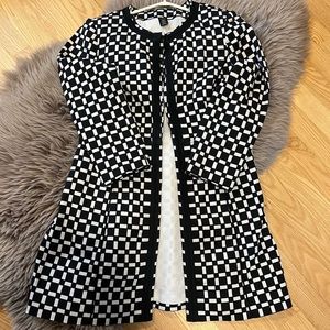 White and black 3/4 sleeve mid thigh jacket